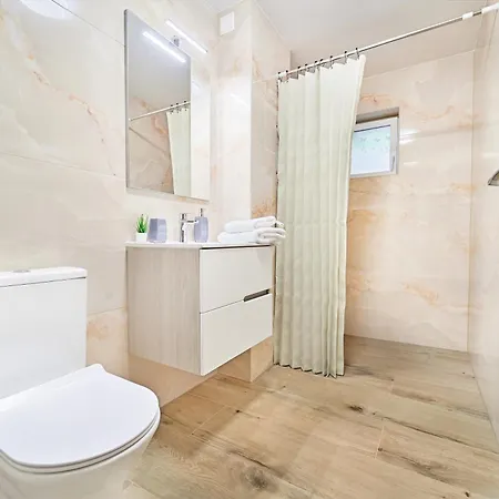 Lovley Daniel House By Open House *